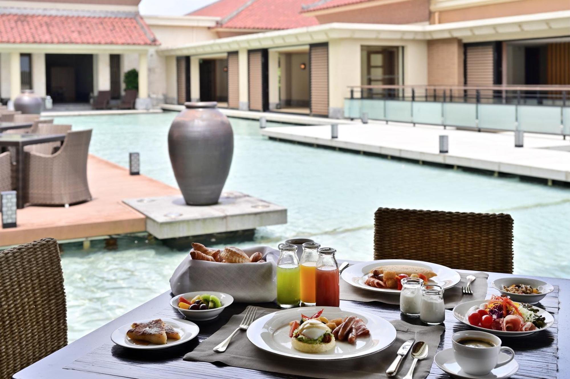 The Ritz-Carlton Okinawa Hotel Nago Buitenkant foto
